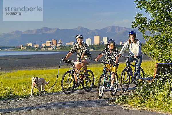 Familie mit Haustier und Begleiter auf dem Tony Knowles Coastal Trail Anchorage Alaska Sommer