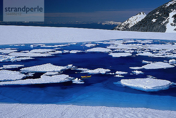 Frau entspannt im Kajak Blauer Schmelzteich Juneau Icefield AK