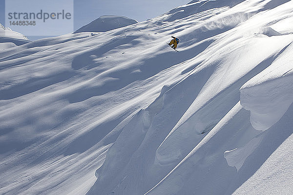 Profi-Snowboarder Frederik Kalbermatten beim Heli-Boarden in den Bergen oberhalb von Haines im Südosten Alaskas
