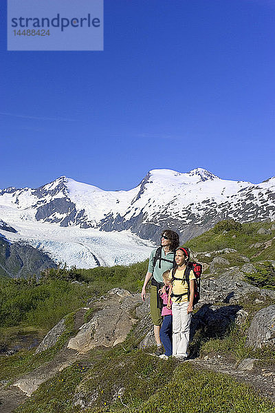 Familie Betrachtung der Landschaft auf Portage Pass Summit w/Portage Gletscher Chugach Mtns & National Forest Southcentral Alaska Sommer
