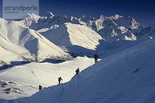 Bergsteiger klettern Grat Chugach State Park SC AK Winterlandschaft