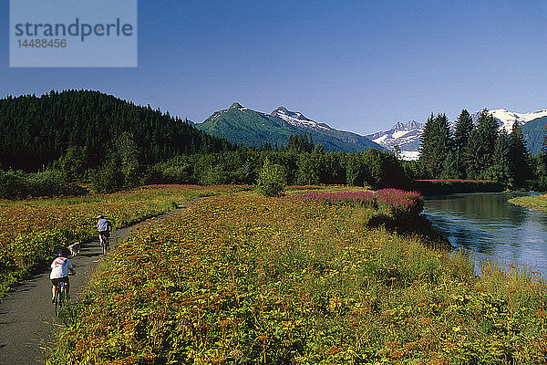 Menschen Radfahren neben Mendenhall River Juneau Südost-Alaska Sommer landschaftlich