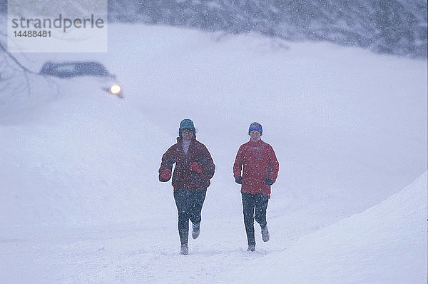 AK Southcentral Frauen Joggen Winter Schneesturm Straße Kälte