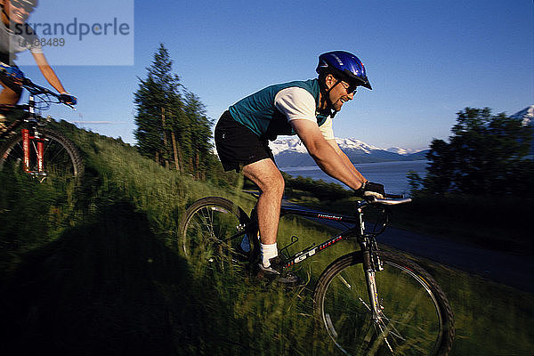 Mountainbike-Paar auf dem Bird-Girdwood Trail SC Alaska