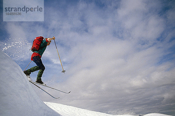 Skilangläufer springt von Ridgeline SC Alaska