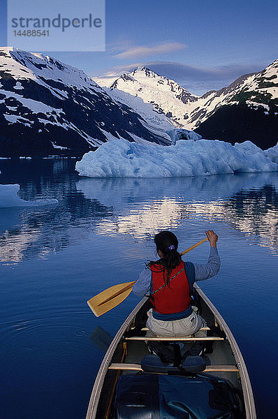 Frau Kanufahren auf Portage Lake Sommer SC Alaska