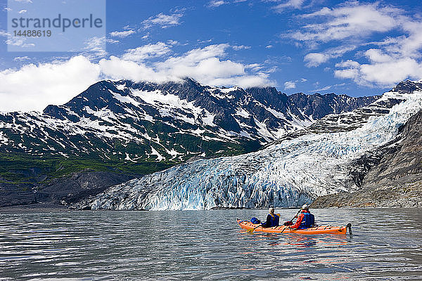 Paar beim Kajakfahren in der Shoup Bay mit dem Shoup-Gletscher im Hintergrund  Prince William Sound  Süd-Zentral-Alaska