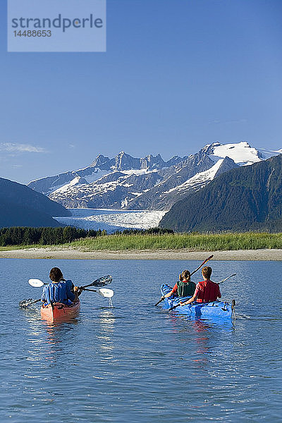 Kajakfahrer in Doppelseekajaks in der Nähe von Juneau in der Inside Passage mit Blick auf den Mendenhall-Gletscher Alaska