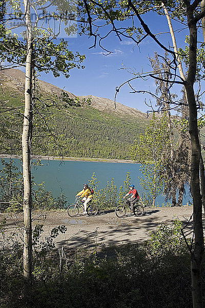 Mutter & Sohn Mtn Bike entlang Eklutna See Chugach SP AK SC Sommer Chugach Mtns