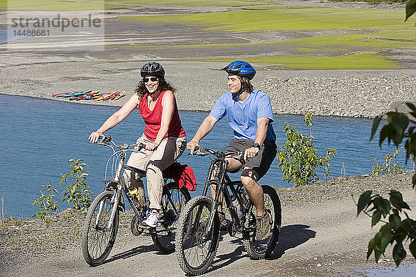 Mutter & Sohn Mtn Bike entlang Eklutna See Chugach SP AK SC Sommer Chugach Mtns