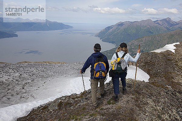 Wanderer mit Blick auf den Turnagain Arm  Chugach Mountains  Southcentral Alaska  Sommer