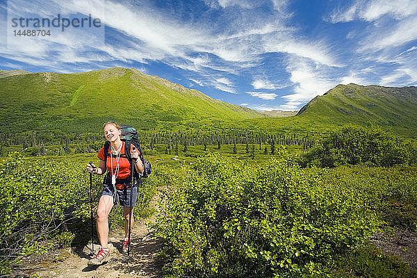 Wanderin auf dem South Fork Eagle River Trail zum Eagle Lake in den Chugach Mountains Alaska Sommer
