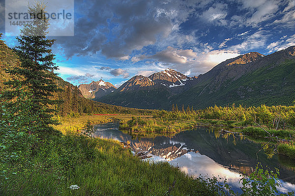 Blick auf das Eagle River Valley und die Chugach Mountains bei Sonnenuntergang  Southcentral Alaska  HDR