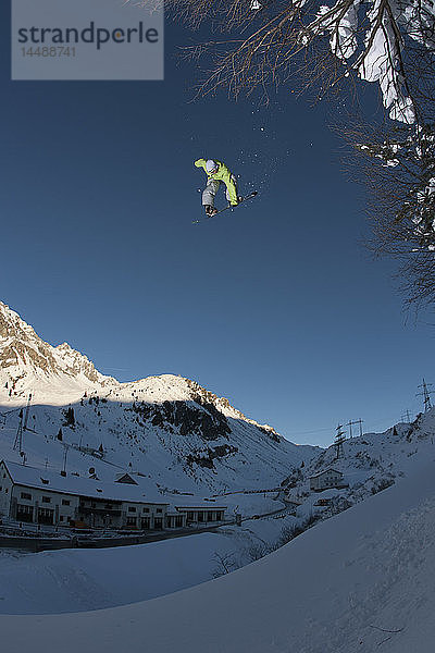 Profi-Snowboarder  Frederik Kalbermatten  Extremsnowboarding bei Sonnenuntergang  Arlberg  Österreich