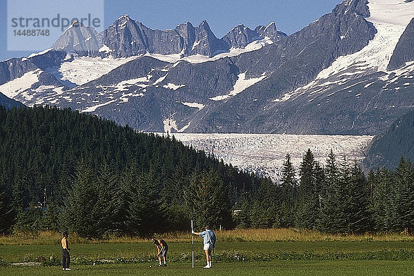 Golf spielende Menschen Mendenhall Golfplatz Alaska Südost Sommer