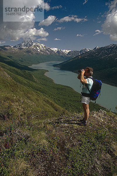 Wanderer suchen W / Fernglas Eklutna Lake Chugach SP AK Southcentral Sommer