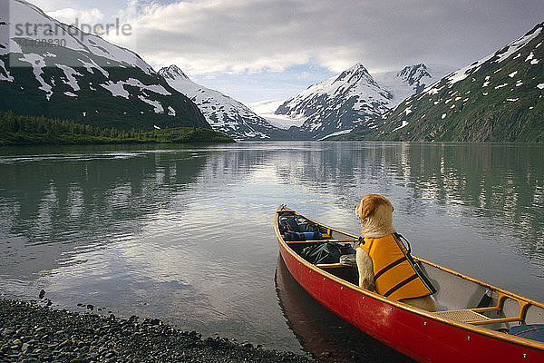 Kanufahrer auf dem Portage Lake SC Alaska Sommer Chugach NF Kenai Mtns