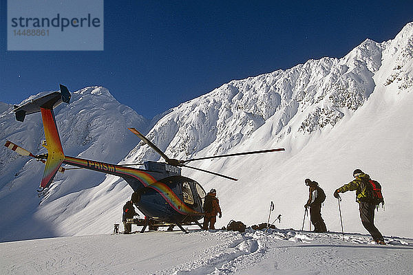 Extremskifahrer entladen den Hubschrauber hoch oben in den Chugach Mountains Southcentral Alaska Winter