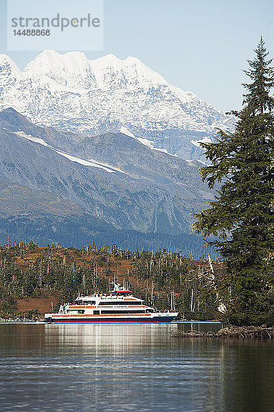 Touristen fahren auf dem Ausflugsboot Klondike Express an Esther Island vorbei  Prince William Sound  Southcentral Alaska.