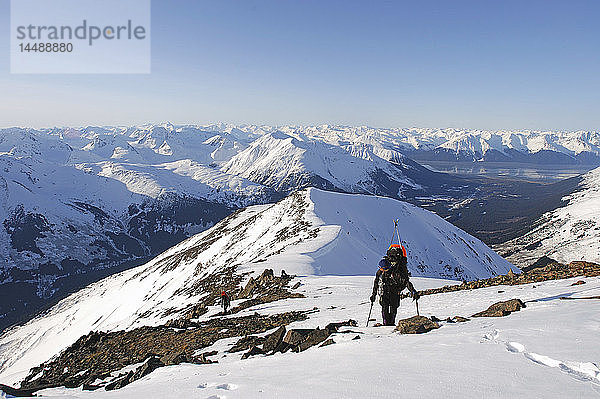 Bergsteiger klettert Goat Mtn oberhalb von Girdwood SC AK Spring Chugach Mtns