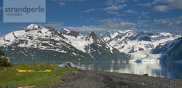 Camping am Ufer des Harriman Fjords mit Panoramablick auf den Surprise Glacier  Chugach National Forest  Prince William Sound  Southcentral Alaska  Sommer