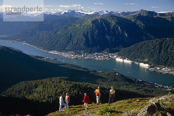 Wanderer auf dem Bergrücken im Tongass NF mit Blick auf Juneau AK SE Sommer