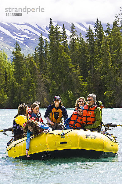 Rafting mit einer großen Familie auf dem Kenai River bei Cooper Landing auf der Kenai-Halbinsel im Sommer in Alaska