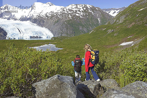 PersonFamilienwanderung auf dem Portage Pass Trail mit Portage Glacier Chugach Mtns & Nat Forest Alaska