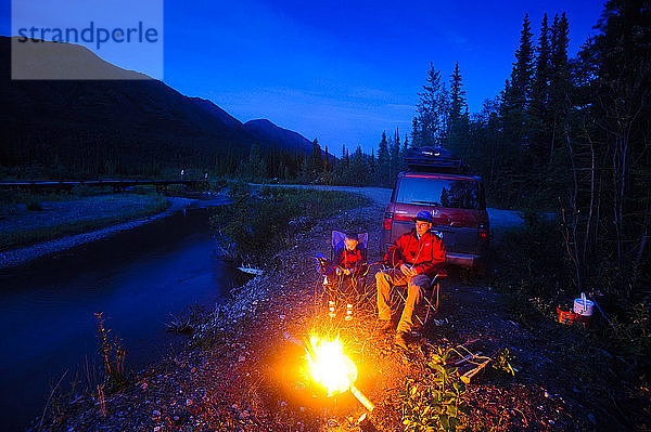 Vater und Sohn beim Zelten am Jack Creek an der Nabesna Road im Wrangell Saint Elias National Park  Süd-Zentral-Alaska  Sommer