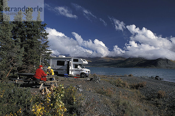 Menschen Wohnmobil Camping Kluane See Yukon Territorium Kanada Sommer Porträt