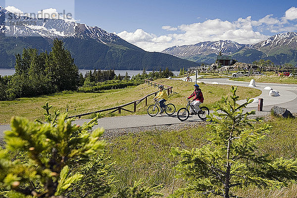 Junges Paar Fahrräder auf Pfad @ Bird Pt Rest Stop AK SC Turnagain Arm Chugach Mtns Sommer