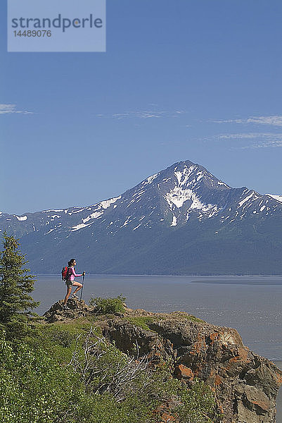 Frau Wanderer entlang Turnagain Arm SC Alaska Sommer