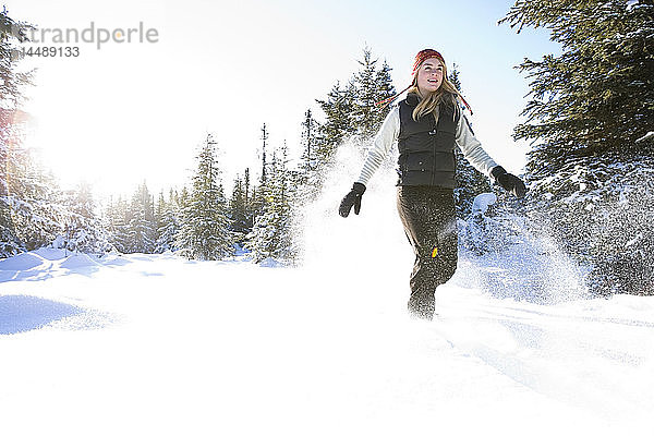 Junge Frau auf Schneeschuhen genießt im Winter die Natur in der Nähe von Homer  Alaska.