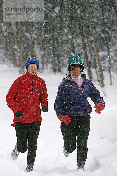 Frauen Coastal Trail Anchorage Running Snowing AK Southcentral Winter Scenic Portrait