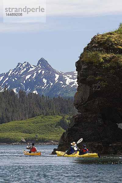 Besucher Seekajak Eldred Passage Kachemak Bay w/Kenai Mtns Kenai Peninsula Alaska Sommer