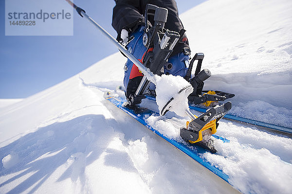 Nahaufnahme eines Backcountry-Skifahrers mit Skiern und Schuhen in Bewegung auf einer Wanderung zum Tincan Ridge im Turnagain Pass-Gebiet in Süd-Zentral-Alaska im Winter
