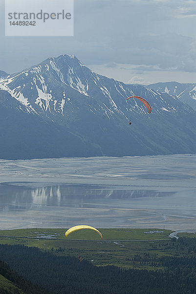 Zwei Gleitschirme schweben über dem Girdwood Valley mit dem Turnagain Arm im Hintergrund  Southcentral Alaska