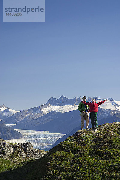 Paar wandern auf Kamm Coast Mtns w/Mendenhall Glacier Tongass National Forest Southeast Alaska
