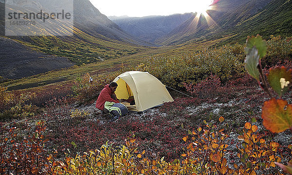 Frau neben ihrem Zelt im Camp am Sanctuary River im Denali-Nationalpark  Innenalaska  Herbst