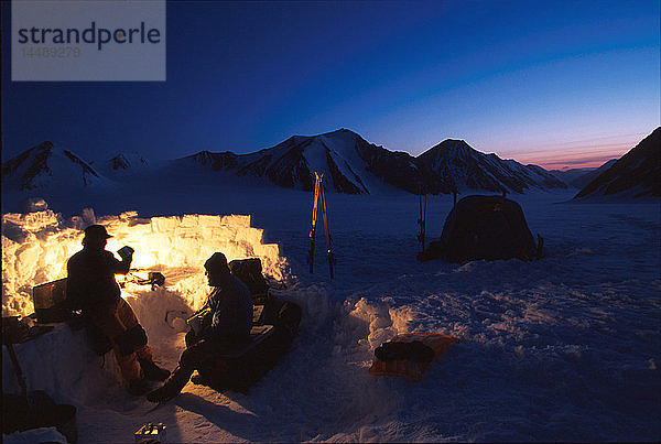 Skifahrer Zelt Camping Wrangell St Elias Mts SC AK Winter Abend