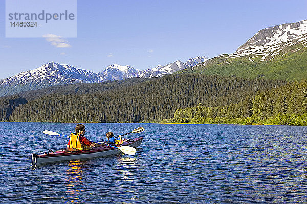 Vater und Sohn beim Seekajakfahren im Tandem auf dem Bear Lake Kenai Peninsula Alaska Sommer