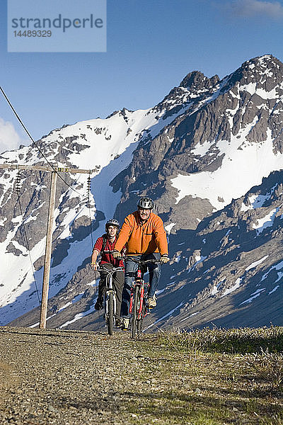 Männer beim Radfahren auf dem Power Line Pass Trail Glen Alps AK SC Chugach SP Sommer