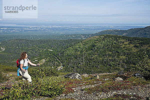Frau beim Wandern auf dem McHugh Peak Trail im Chugach State Park mit Anchorage  Alaska im Hintergrund