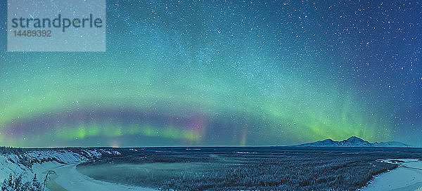 Grüne und rote Nordlichter über dem Copper River und den Wrangell Mountains in der Nähe von Glennallen  Southcentral Alaska  USA  Winter
