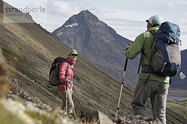 Zwei Rucksacktouristen wandern zum Ptarmigan Pass  Chugach State Park  Süd-Zentral-Alaska  Sommer