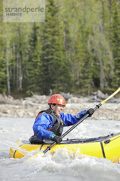 Frau paddelt in einem Packraft auf dem Matanuska River in Süd-Zentral-Alaska