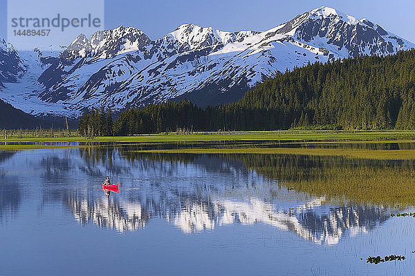 Kanufahrer @ Feuchtgebiete Placer River w/Chugach Mtns SC AK Sommer