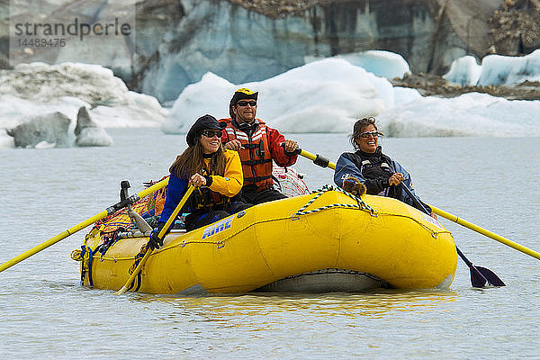 Gruppen-Rafting auf dem Alsek River bei den Gletschern Alsek und Walker  Glacier Bay National Park  Sommer