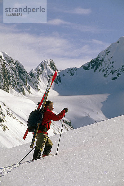 Skilangläufer Turnagain Pass SC AK Winterlandschaft