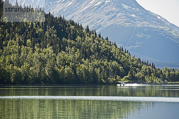 Ein Wasserflugzeug bei der Landung auf dem Upper Trail Lake  in der Nähe des Moose Pass  Kenai-Halbinsel  Sommer
